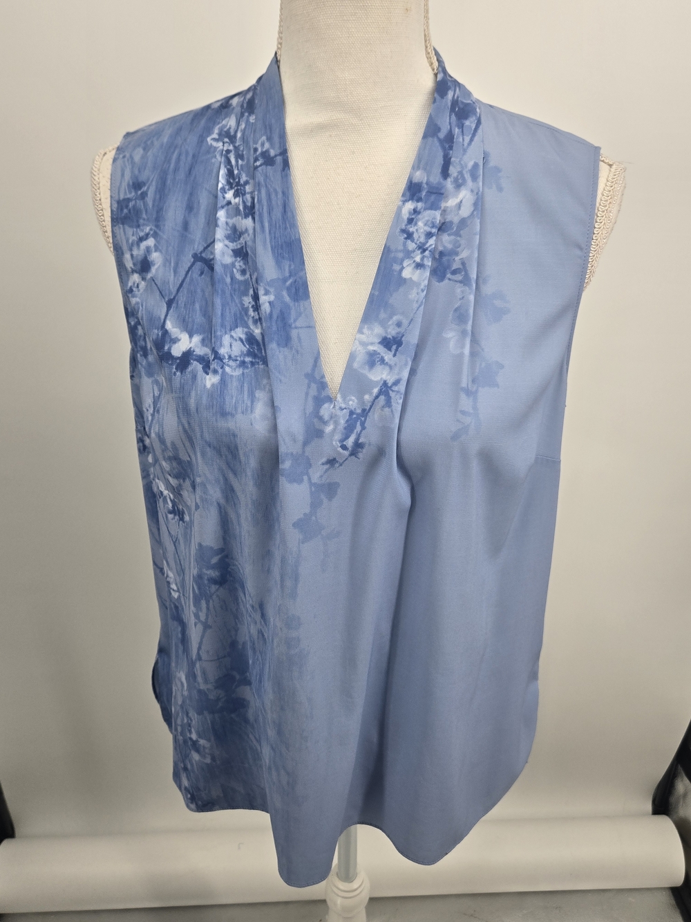 T Tahari Sky Blue Floral V-Neck Sleeveless Tank Medium (8547)